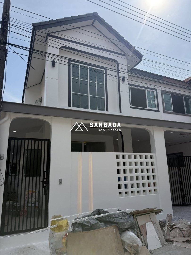 Угловой таунхаус, 2 этажа – Деревня Фанасон Тхеп Анусорн