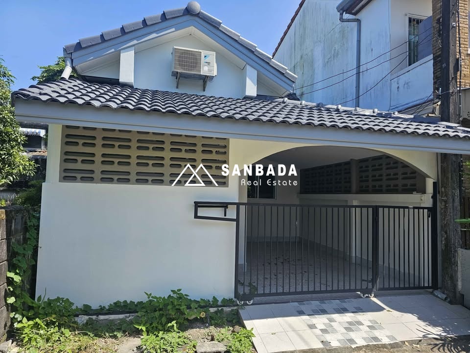 单层街角别墅，新近装修 - Soi Ratsada Ramluek，Ratsada。