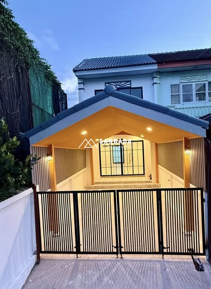 ทาวน์เฮาส์ 2 ชั้น รีโนเวทใหม่ – หมู่บ้านโกลเด้นวิลล์ 1 กะทู้
