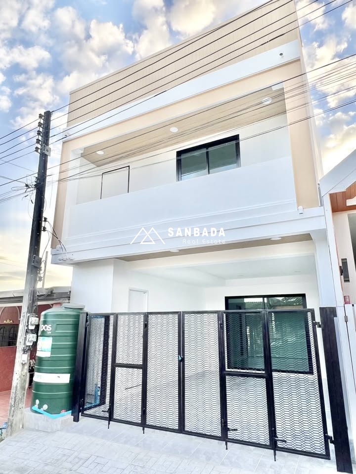 全新装修的两层联排别墅 - 拉萨达。