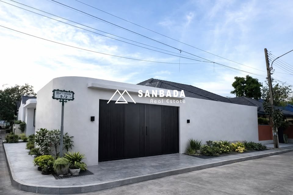 Corner twin house, villa style, Chomthong Maneekram - Wichit Village.