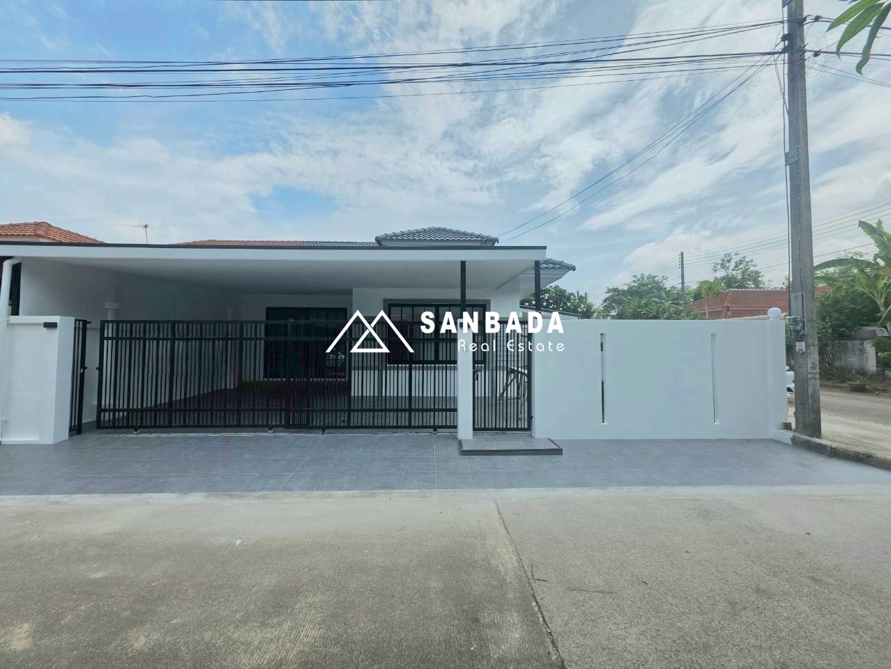 Dusitburi Ratsada Twin House | Corner unit with side garden.